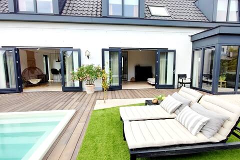 Villa w/ Big Garden Swimming Pool and Free Parking