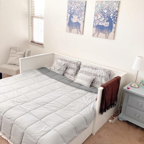 Spacious 2bedroom condo w/large tub + Gym/Pool