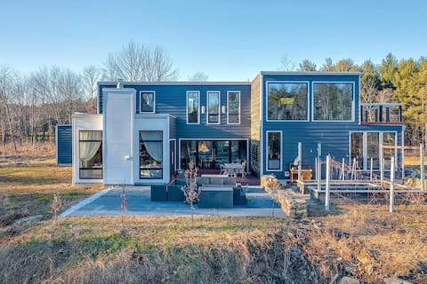 Luxe Architectural Gem near Portland/Lakes