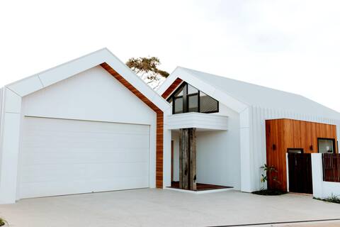 Brand new, Luxury Beachside Home