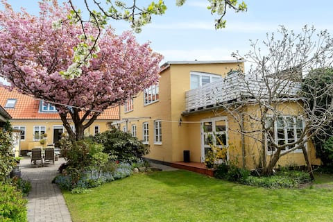 Charming townhouse close to beach and downtown