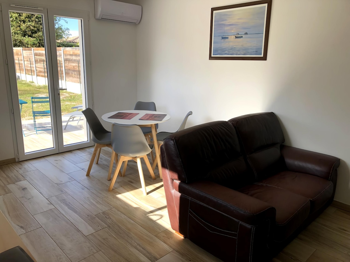 Top performing Airbnb: Val de l'Eyre Dependency in Salles