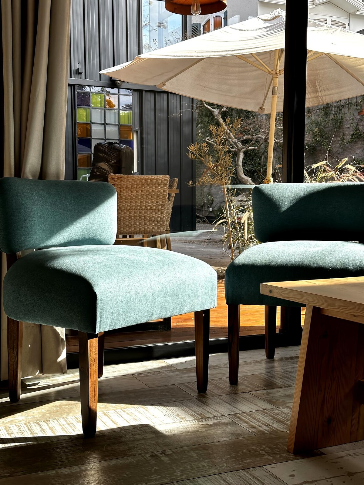 Anuncio de Airbnb popular: The House Under the Tree in Maison Boulogne en Departamento Capital