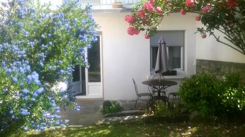 Bright renovated cottage with 3-star garden
