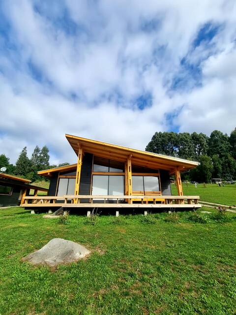 Cute and comfortable cabin in front of the lake