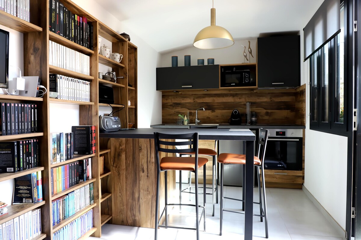 Erfolgreiche Airbnb-Immobilie: Appartement au fond d'un jardin et parking privé in Granville