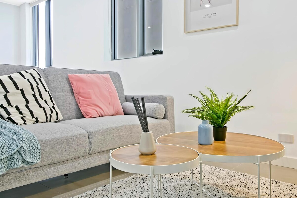 Top Airbnb: Convenient Mascot 2BR | Parking | Near Airport in Mascot