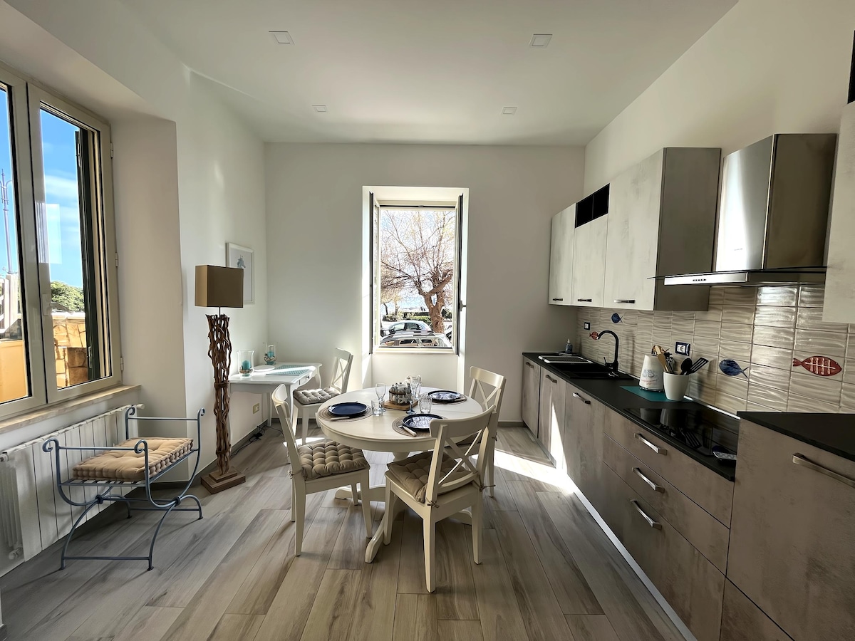 Annonce Airbnb populaire: Centro Anzio Fronte Mare Vista Mare - il Faro à Anzio