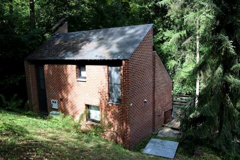 Cottage on the edge of the forest: Les Écureuils