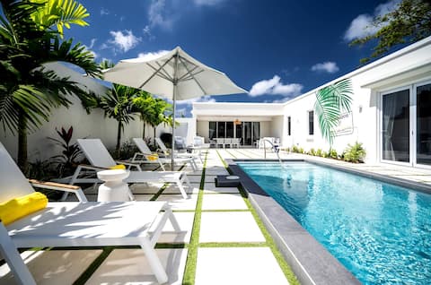 7 min walk to Beach/New Luxury Villa/ Sleeps 10