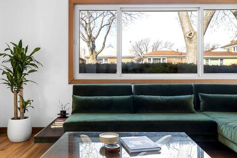 Retro Modern Bungalow w/ fire pit + free parking