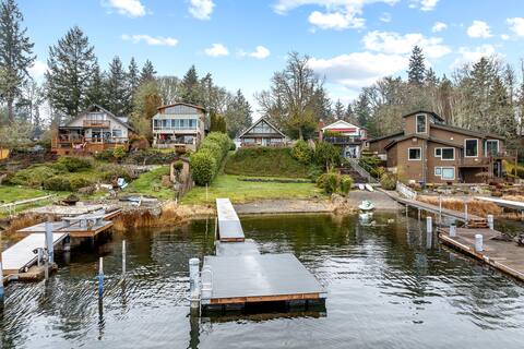 LakeFront Dock Hot Tub AC King BDs Fire Pit JBLM