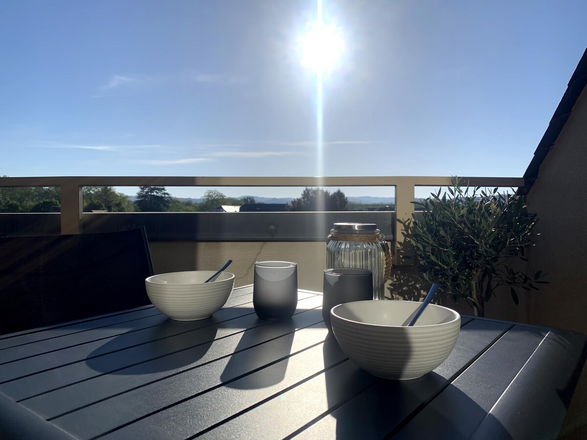 Annuncio Airbnb popolare: Top floor apartment, quiet rose garden area a Brive La Gaillarde