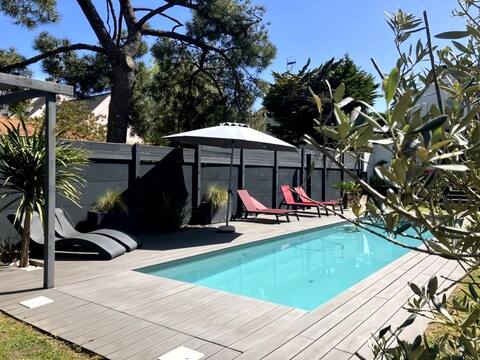 Pool house and beach 300m