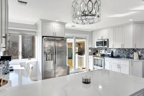 Modern 5-Bedroom Gem, Sleeps 10, Free Parking"