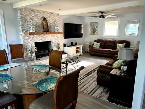 Amazing Gem! Riverfront, Location, Sunsets, Quite