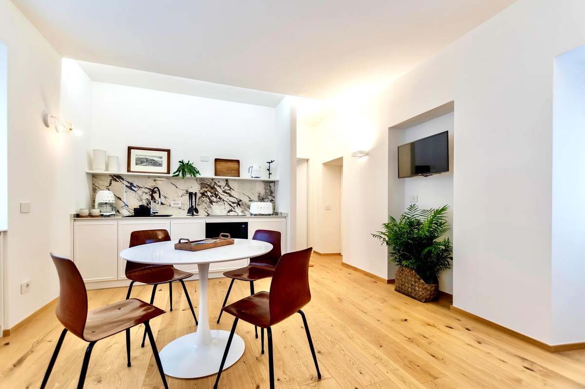 Top Airbnb: Casa27 apartment in the historic center with garage à San Felice Del Benaco