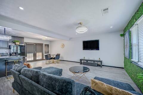 *Newly Renovated Spacious 8 beds 15min to Downtown