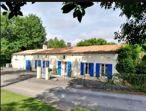 Pool & Quiet greenery 20 minutes from Royan