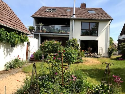 Apartment 90 sqm with garden view on the Weserradweg.