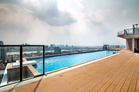 Cozy Studio with Rooftop Pool