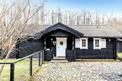 Animals & Child-friendly cabin with fireplace and hot tub