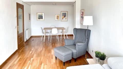 Flat less than 10min drive to city center