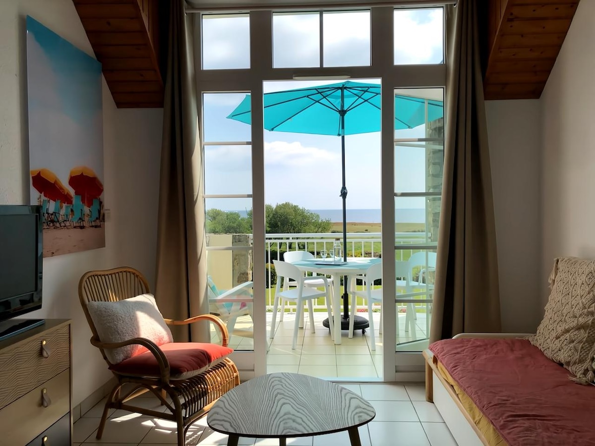 Popular Airbnb listing: Apt 4 people, south-facing sea view in Arzon