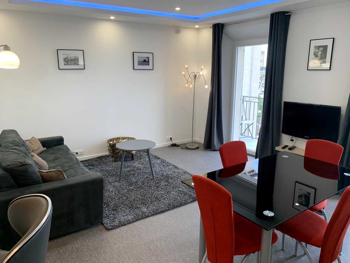 Beliebte Airbnb-Anzeige: CLIM, facing the port, 1-minute walk to the beach, 4 people in Vallauris