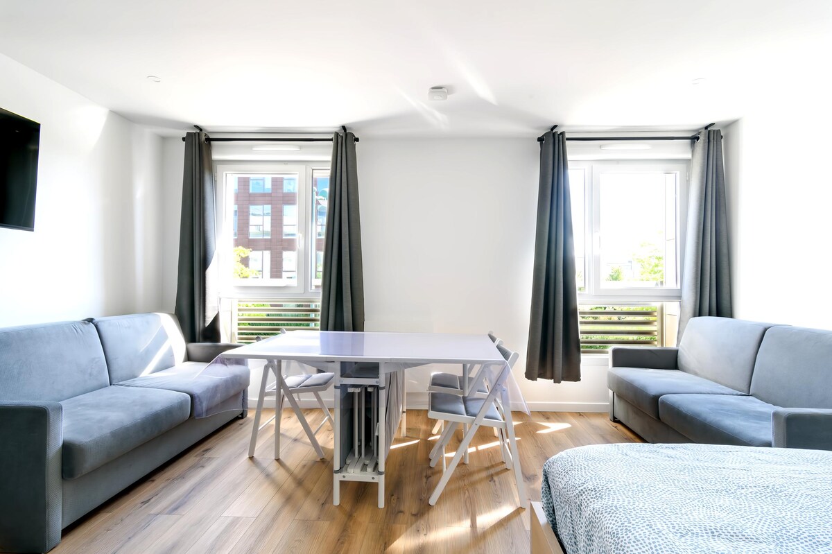 Popular Airbnb listing: Studio Disneyland RER 6 pers in Montévrain