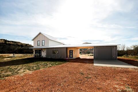 Medora Cabin - Trailhead of Maah Daah Hey