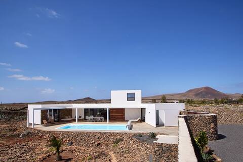 Ami Lajares -Heated pool-Volcano Views