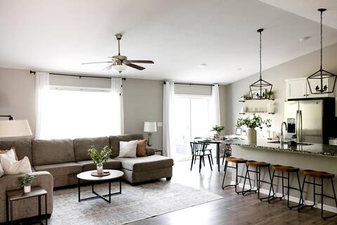Modern Home~Hot Tub~Arcade Games~Family Friendly