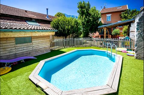 Lovely house with pool and close to the mountains