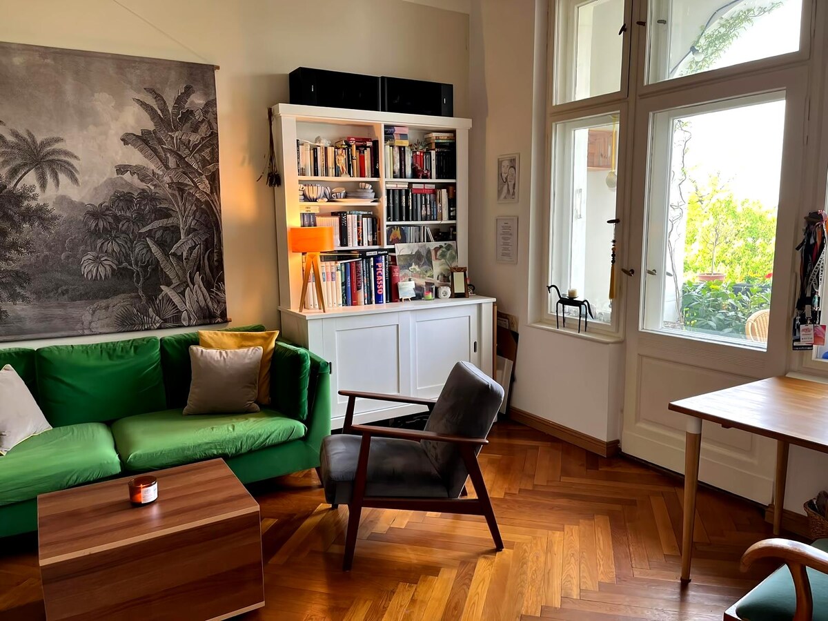 Successful Airbnb property: 120 sqm old Berlin building with a green outlook in Pankow