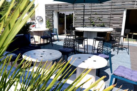 Quiet house, close to beaches, up to 10 people.