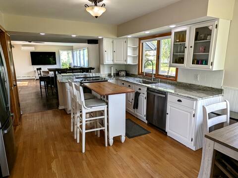Twin Ports Getaway *Hot tub, Large private yard!*