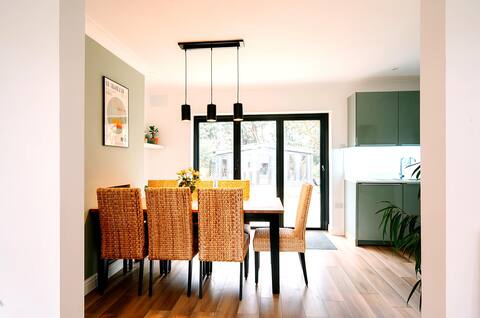 Style & Space - detached home, garden & cabin