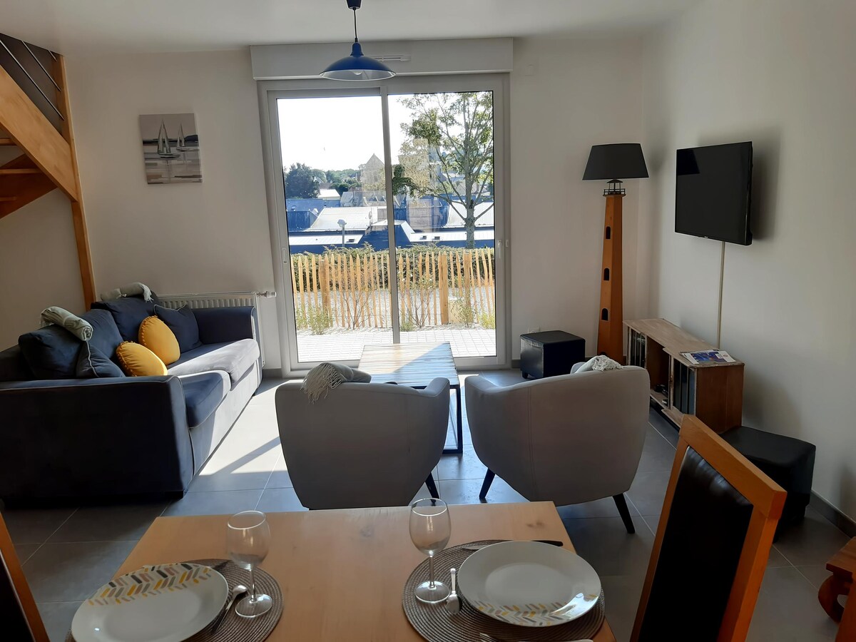 Anuncio de Airbnb popular: La Daurade 3* Beachfront house on the harbor en Port En Bessin Huppain