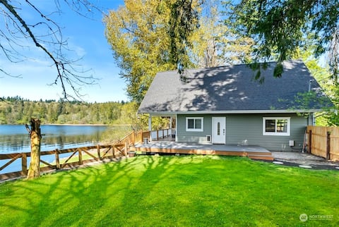 Lakehouse W/ Hot Tub, Outdoor Fire Pit and BBQ