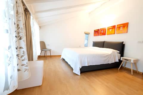 Romantic one-bedroom apartment near the center with parking space