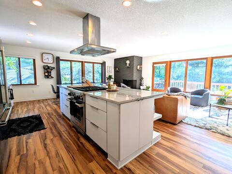Sunset Shores - River View, King Beds, Soaker Tub