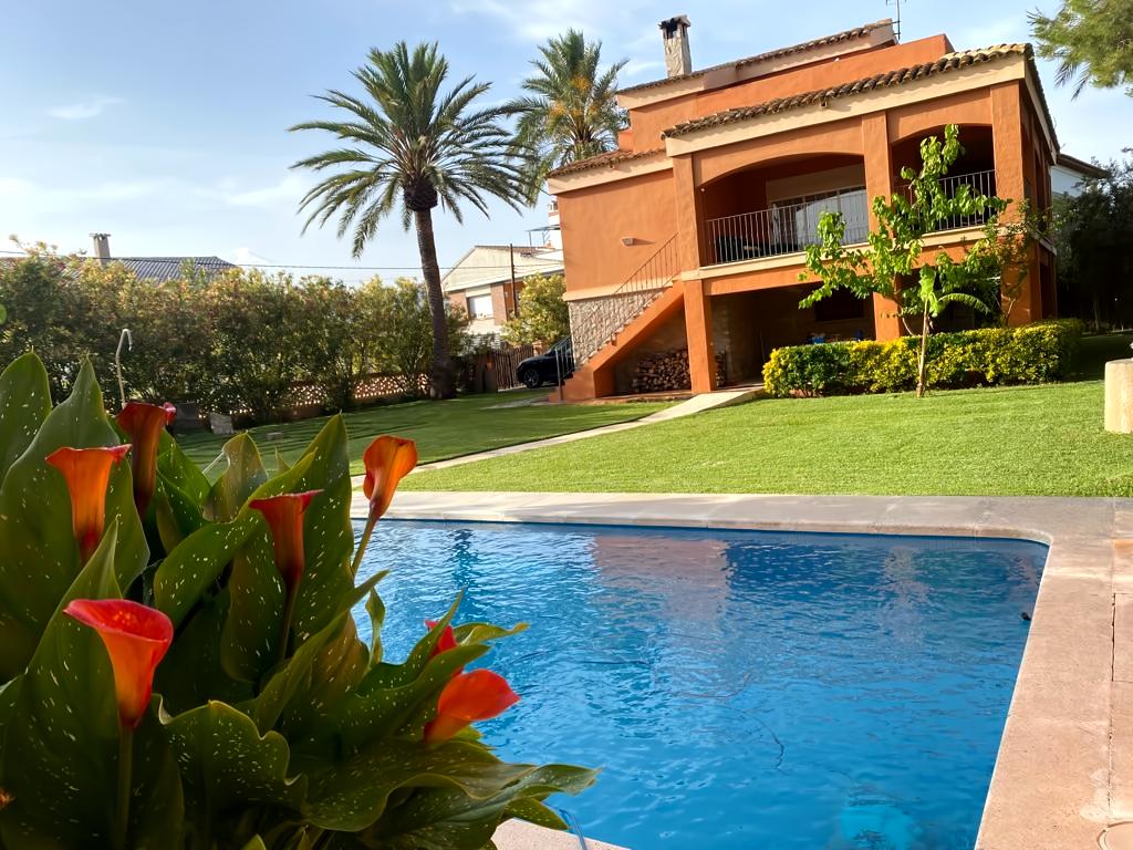 Top Airbnb: A colonial villa very close to the beach à Castelló De La Plana