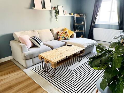 Modern 2 Bed Apt - Free Parking