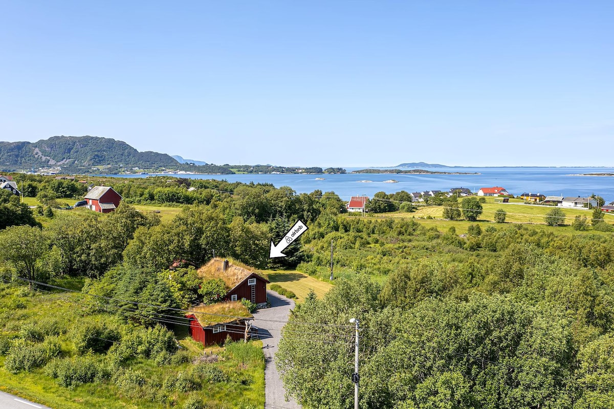 Charming cabin retreat by the coast in Midsund