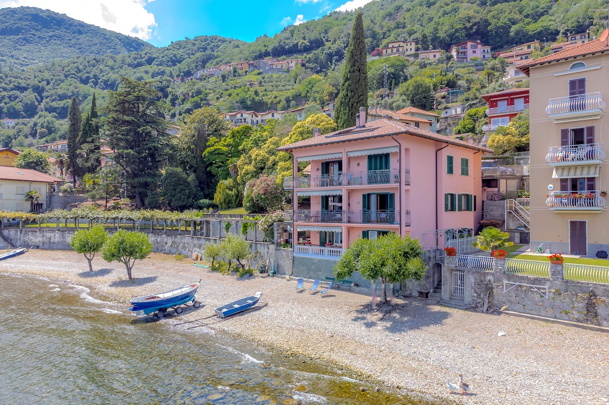 Annonce Airbnb populaire: Lake front property with private beach access à San Siro