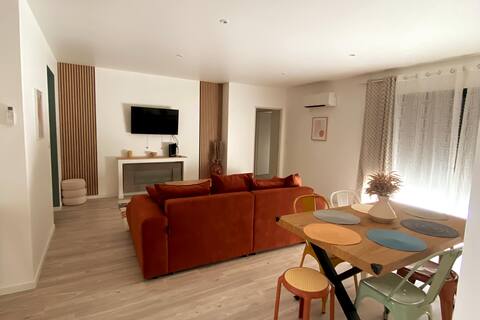 Air-conditioned villa with 3 bedrooms and 2 bathrooms