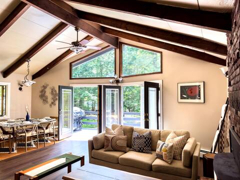 Serene & Stylish Chalet w/ HOT TUB near Skiing