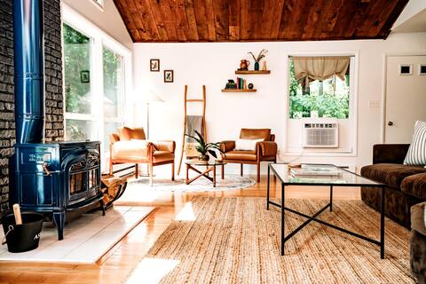 Riverfront Escape! Hot Tub, Wood Stove, Pool Table