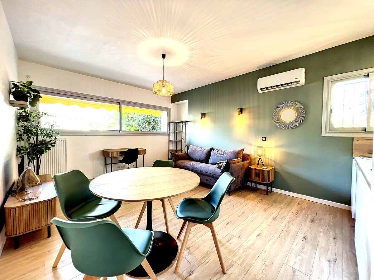 Annonce Airbnb populaire: Bright Studio in Residence à Antibes